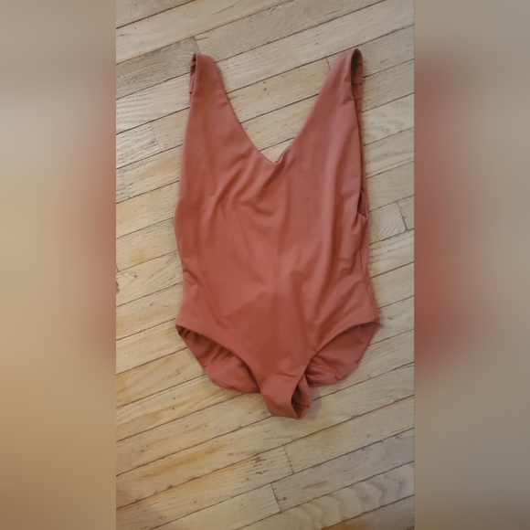 SOLD Londre Minimalist One Piece Sculpting Clay - Picture 2 of 3